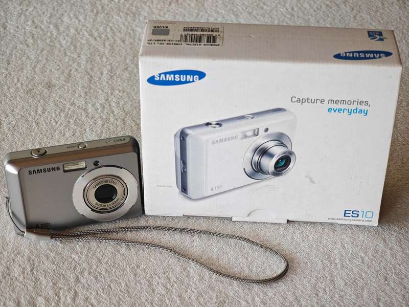 Samsung ES10 3x Zoom / 8.1MP - Compact Digital Camera