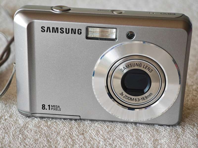 Samsung ES10 3x Zoom / 8.1MP - Compact Digital Camera