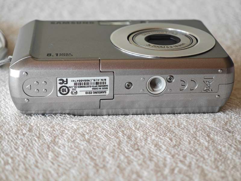 Samsung ES10 3x Zoom / 8.1MP - Compact Digital Camera