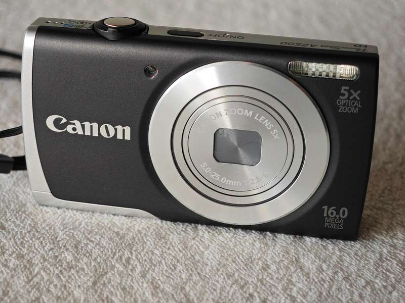 Canon PowerShot A2500 16MP / 5x Optical Zoom - Compact Digital Camera