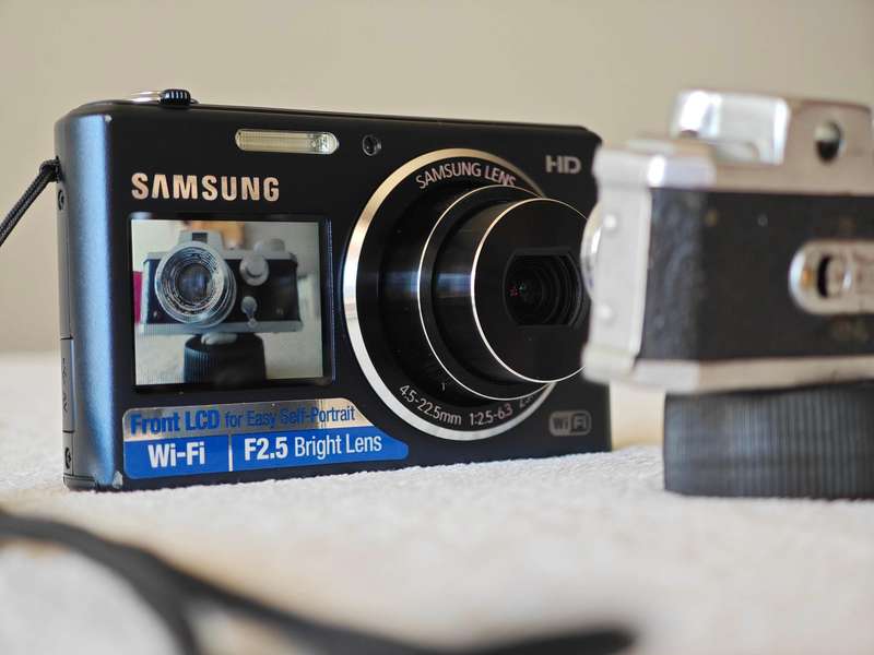 Samsung DV150F / Front LCD / 16.2MP / 5x Zoom - WiFi Compact Digital Camera