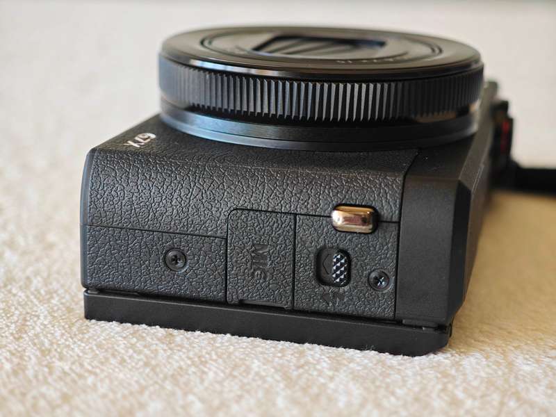 Canon PowerShot G7X Mark III 20.1MP / 24-100mm / f1.8-f2.8 - Digital Camera