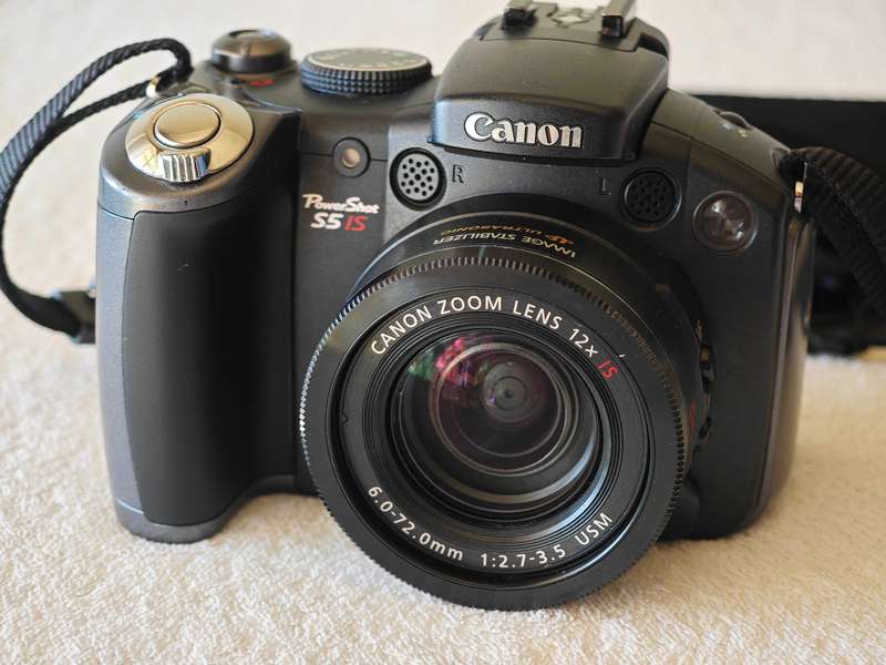 Canon PowerShot S5 IS 12x Zoom / 8MP / Swivel Screen - Digital Camera