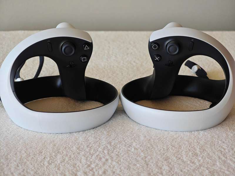 PSVR2 Headset + Controllers - PlayStation 5
