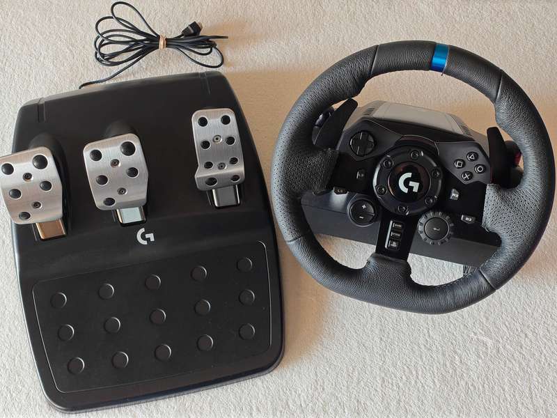 Logitech G923 TRUEFORCE Racing Wheel (PS5, PS4, PC)