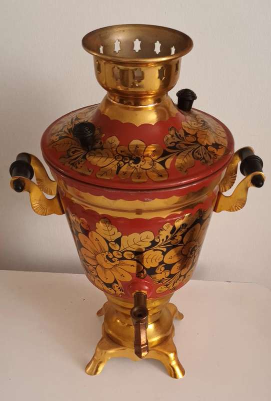 ELECTRIC SAMOVAR. LARGE AND A BEAUTIFUL DISPLAY ITEM. RED, BLACK AND GOLD. 46 CM HIGH.