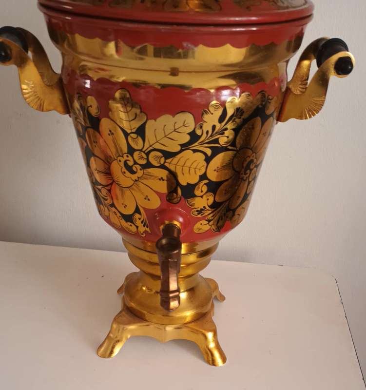 ELECTRIC SAMOVAR. LARGE AND A BEAUTIFUL DISPLAY ITEM. RED, BLACK AND GOLD. 46 CM HIGH.