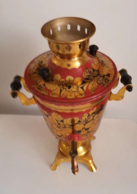 ELECTRIC SAMOVAR. LARGE AND A BEAUTIFUL DISPLAY ITEM. RED, BLACK AND GOLD. 46 CM HIGH.