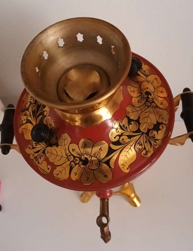 ELECTRIC SAMOVAR. LARGE AND A BEAUTIFUL DISPLAY ITEM. RED, BLACK AND GOLD. 46 CM HIGH.