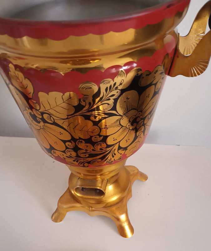ELECTRIC SAMOVAR. LARGE AND A BEAUTIFUL DISPLAY ITEM. RED, BLACK AND GOLD. 46 CM HIGH.