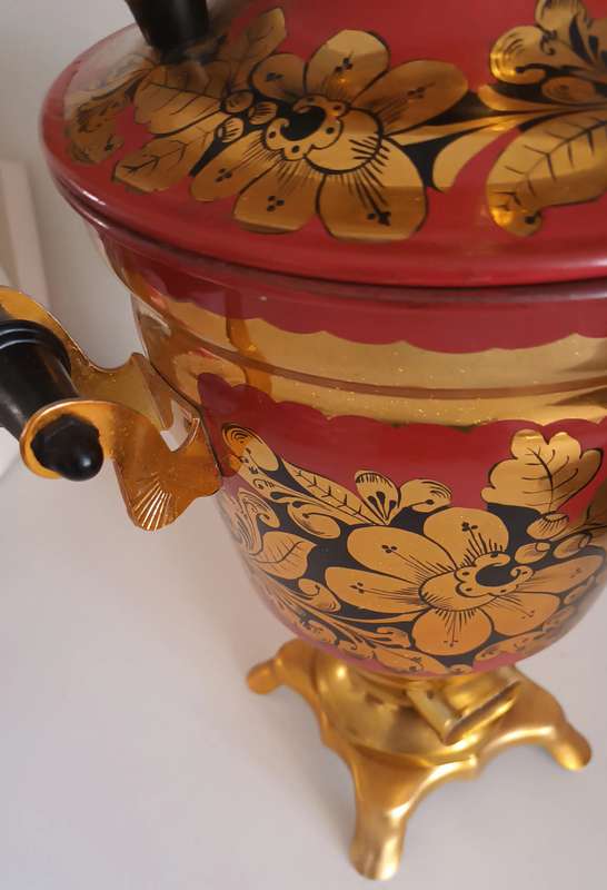 ELECTRIC SAMOVAR. LARGE AND A BEAUTIFUL DISPLAY ITEM. RED, BLACK AND GOLD. 46 CM HIGH.