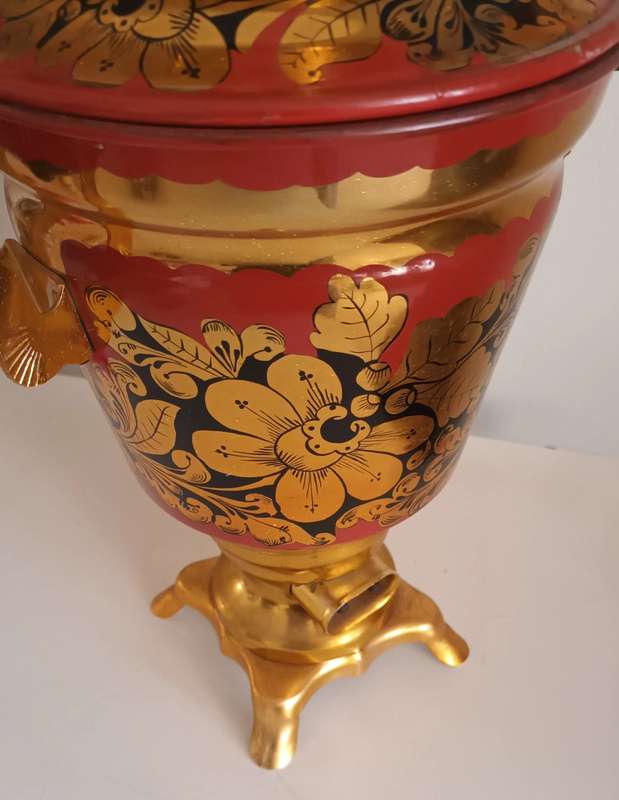 ELECTRIC SAMOVAR. LARGE AND A BEAUTIFUL DISPLAY ITEM. RED, BLACK AND GOLD. 46 CM HIGH.