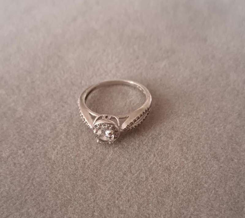 Stunning Sterling Silver Ring with CZ. 2.5g. Size N.