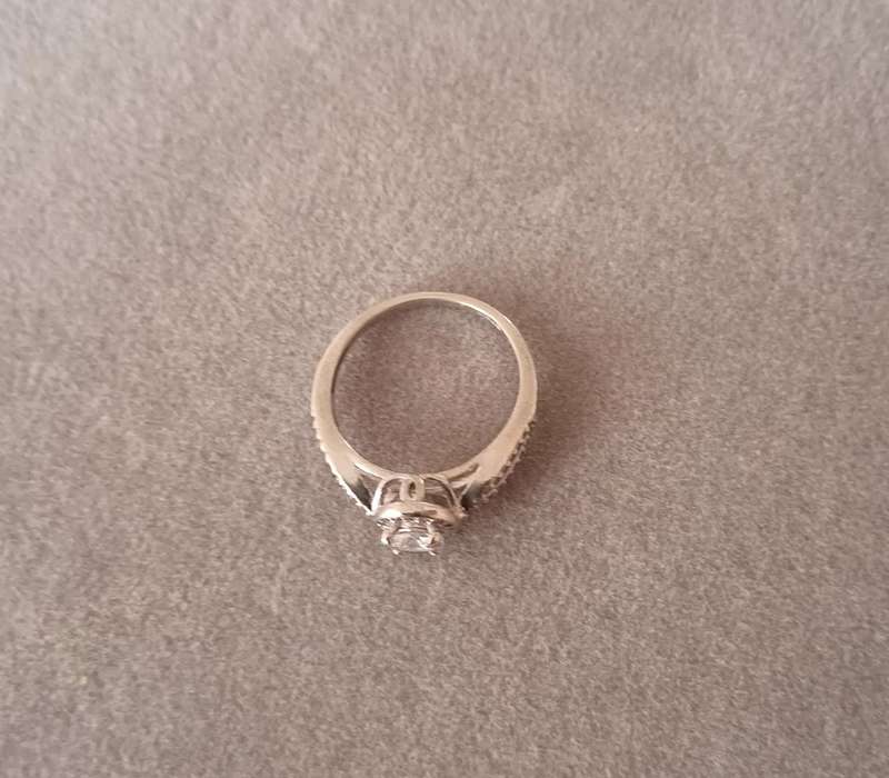 Stunning Sterling Silver Ring with CZ. 2.5g. Size N.