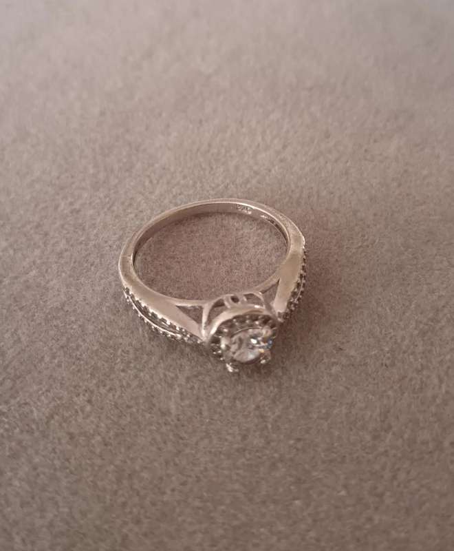 Stunning Sterling Silver Ring with CZ. 2.5g. Size N.