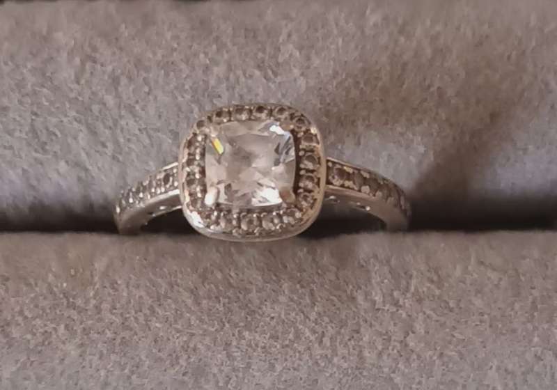Beautiful Sterling Silver Ring with CZ. 3g. Size P.