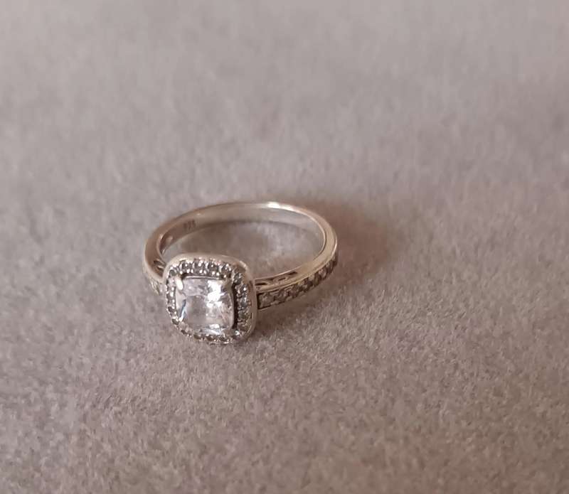 Beautiful Sterling Silver Ring with CZ. 3g. Size P.