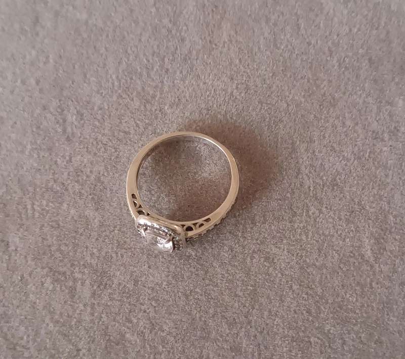 Beautiful Sterling Silver Ring with CZ. 3g. Size P.