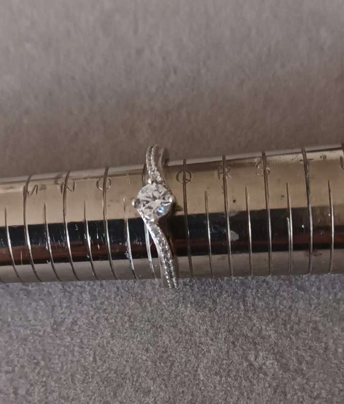 Stunning Sterling Silver Solitaire Ring. 2.6g. Size P.