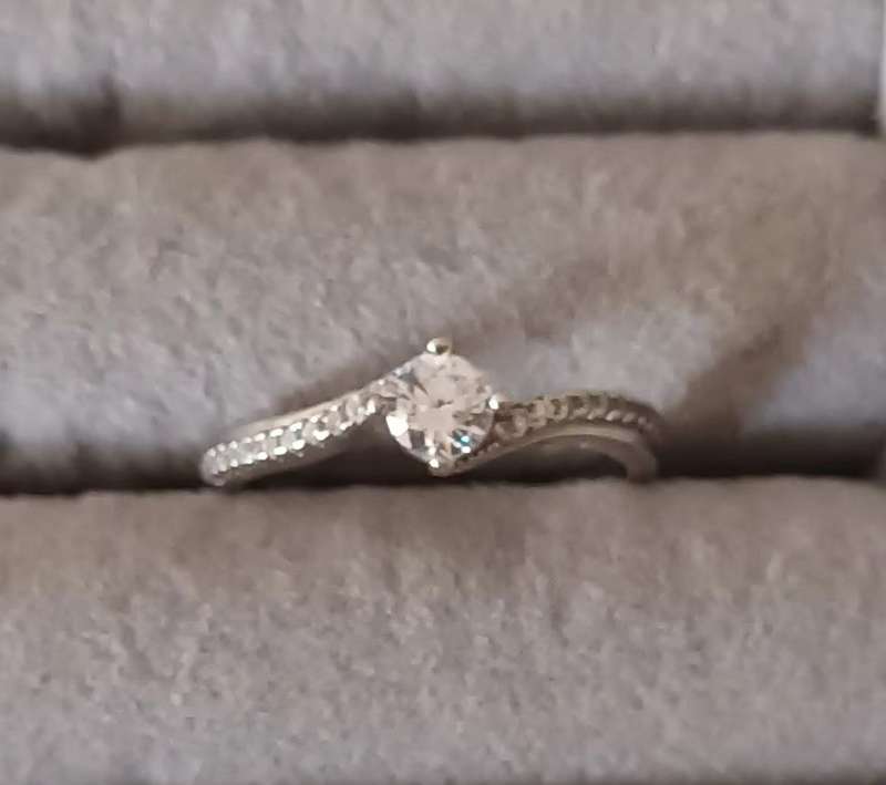 Stunning Sterling Silver Solitaire Ring. 2.6g. Size P.