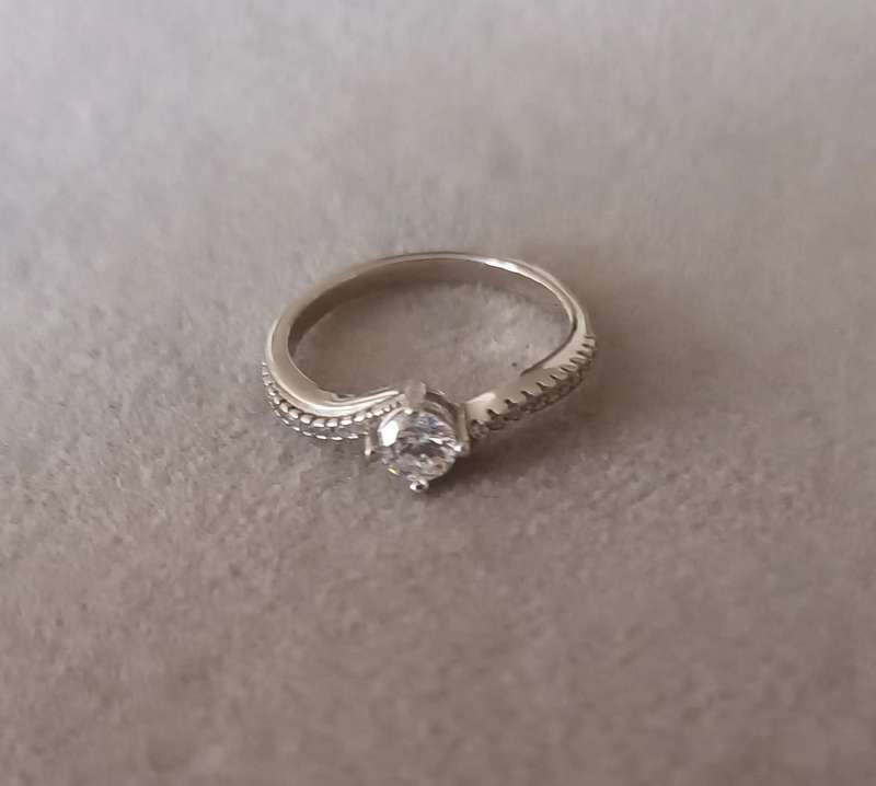 Stunning Sterling Silver Solitaire Ring. 2.6g. Size P.