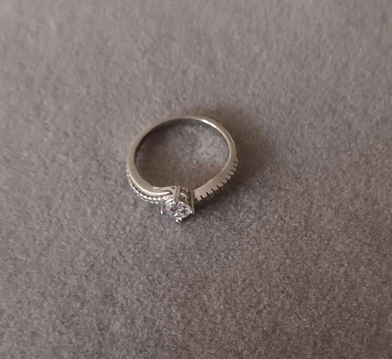 Stunning Sterling Silver Solitaire Ring. 2.6g. Size P.
