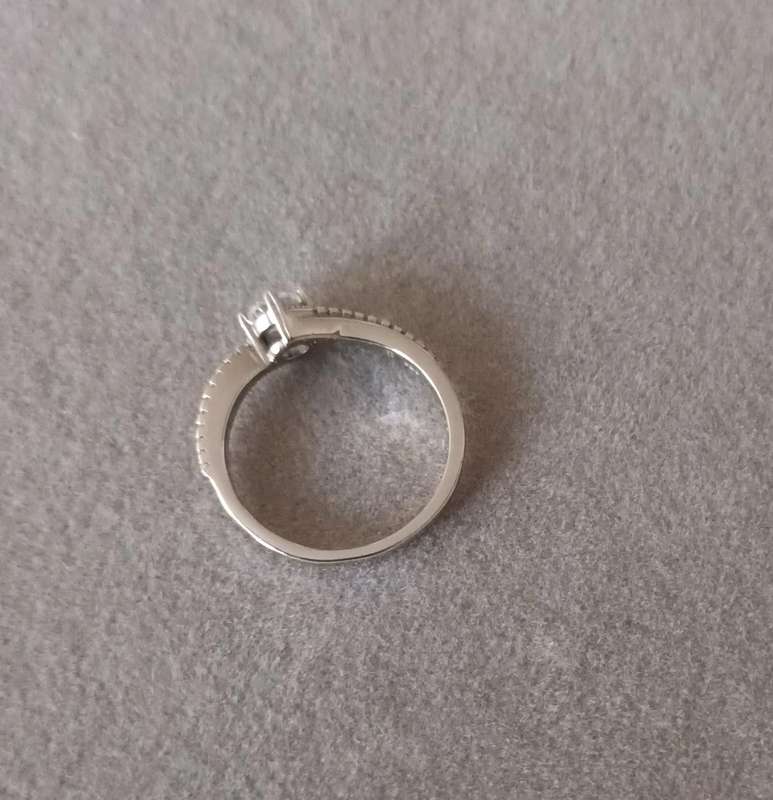 Stunning Sterling Silver Solitaire Ring. 2.6g. Size P.