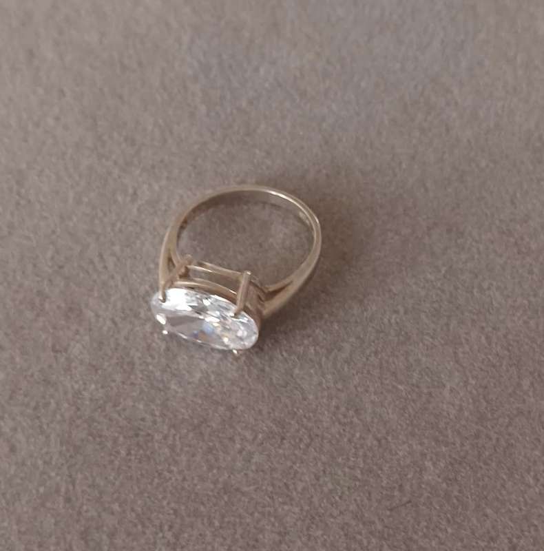 Stunning Sterling Silver Ring with Oval Cut Zirconia. Size O 1/2.