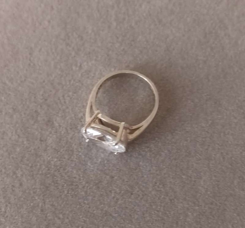 Stunning Sterling Silver Ring with Oval Cut Zirconia. Size O 1/2.