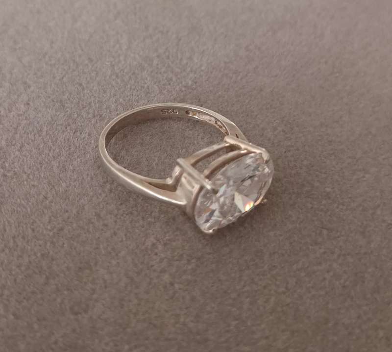 Stunning Sterling Silver Ring with Oval Cut Zirconia. Size O 1/2.