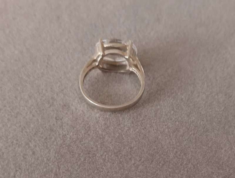 Stunning Sterling Silver Ring with Oval Cut Zirconia. Size O 1/2.