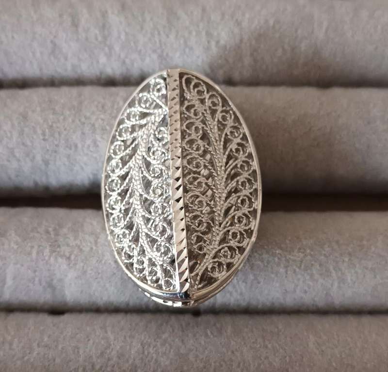 Exquisite Sterling Silver Ring. 10.9g.
