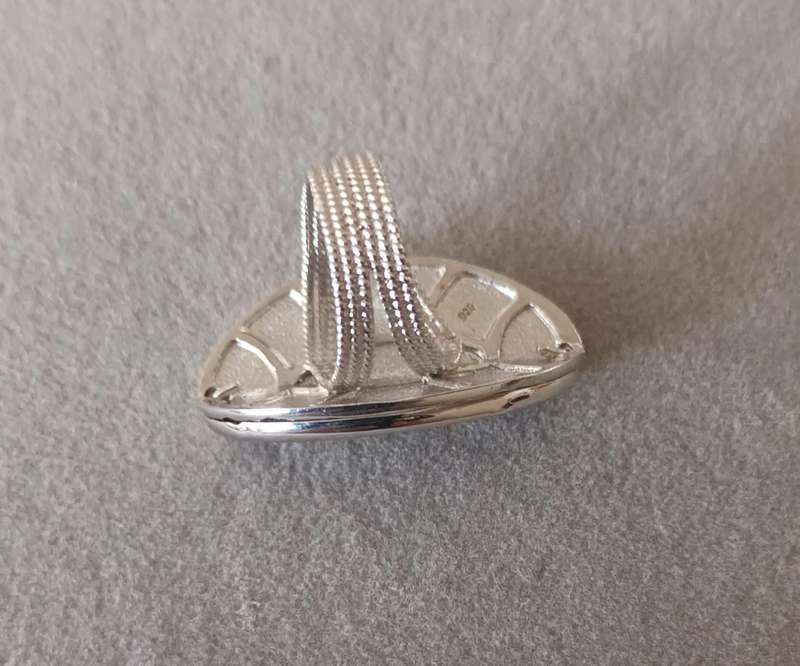 Exquisite Sterling Silver Ring. 10.9g.