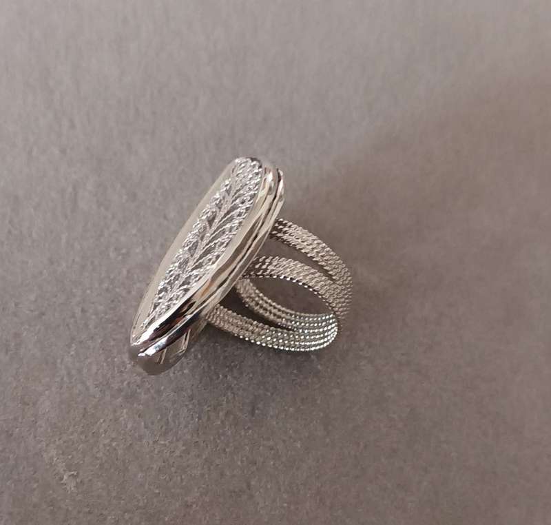 Exquisite Sterling Silver Ring. 10.9g.