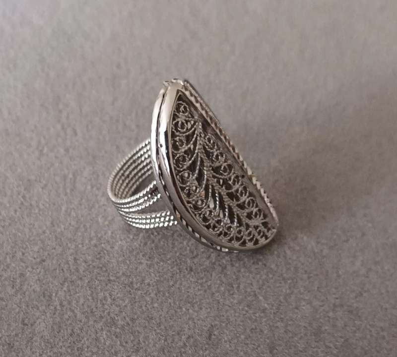 Exquisite Sterling Silver Ring. 10.9g.
