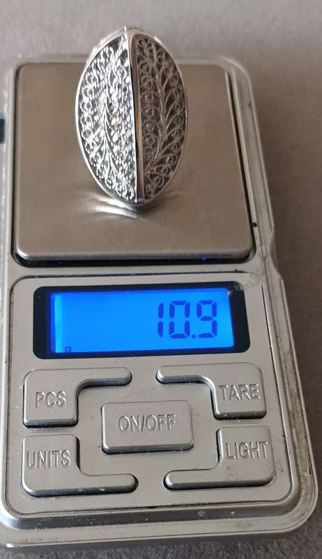 Exquisite Sterling Silver Ring. 10.9g.
