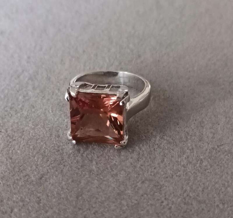 Stunning Sterling Silver Ring with Amber Insert.