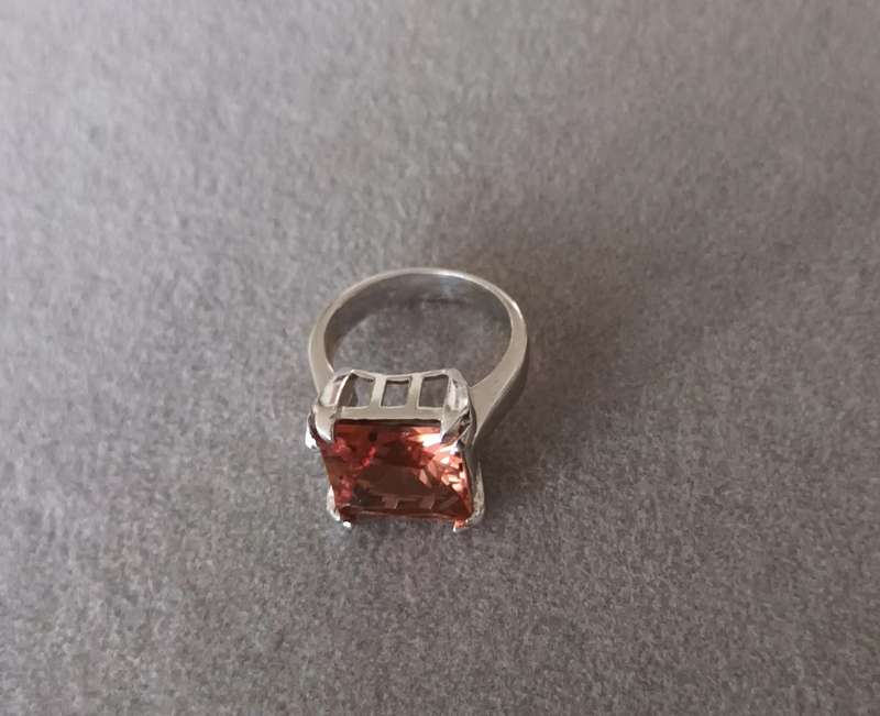 Stunning Sterling Silver Ring with Amber Insert.