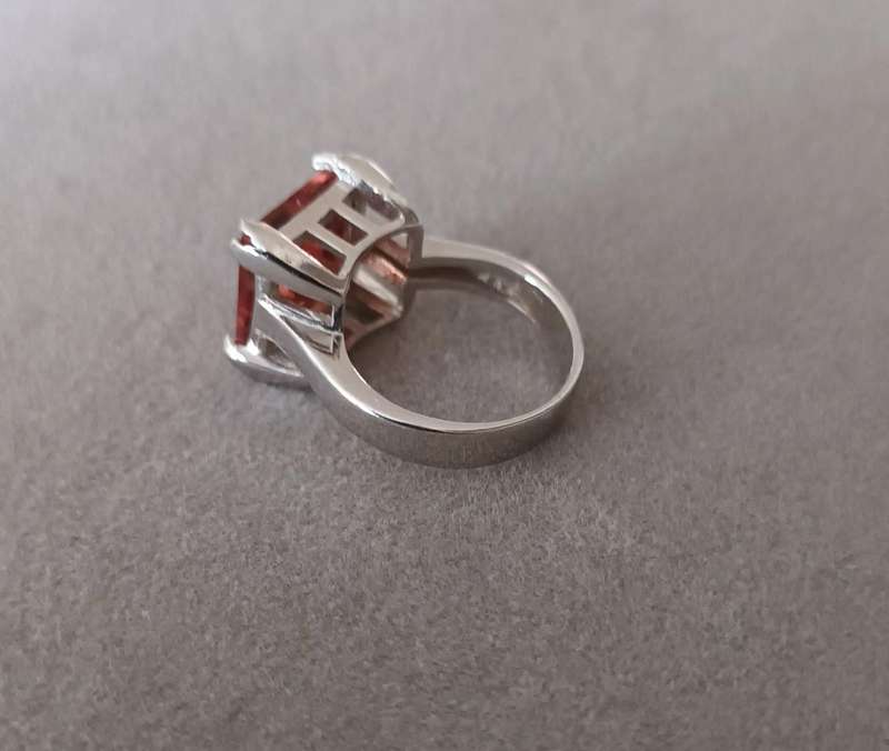 Stunning Sterling Silver Ring with Amber Insert.