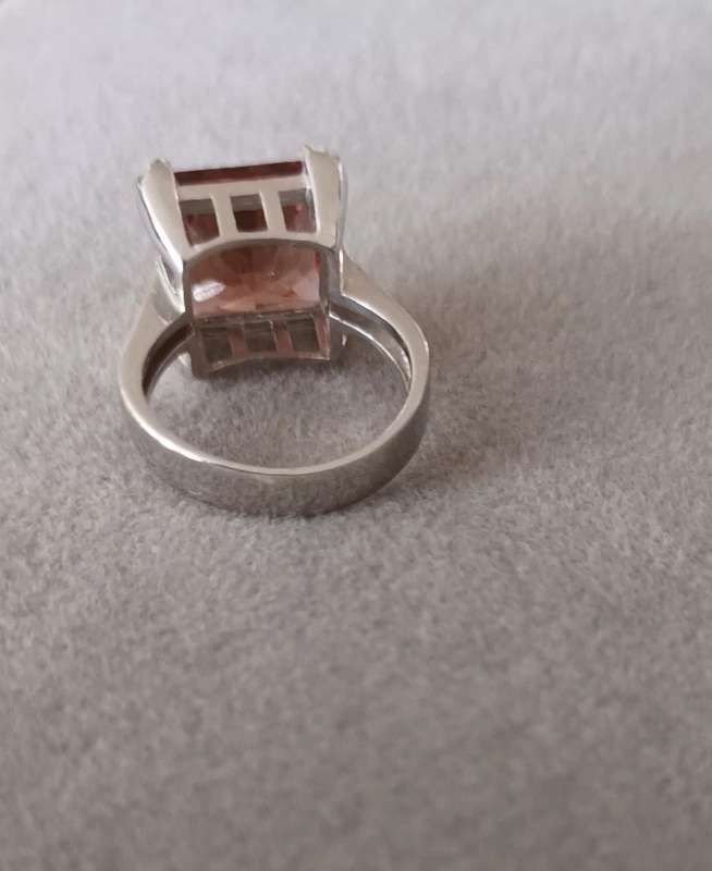 Stunning Sterling Silver Ring with Amber Insert.