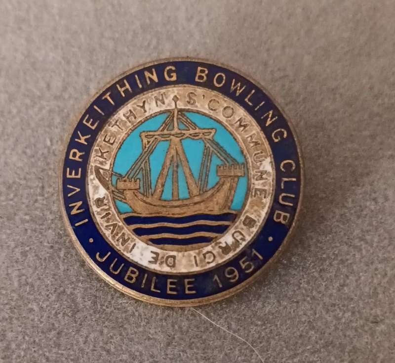 INVERKEITHING BOWLING CLUB. JUBILEE 1951. BADGE.