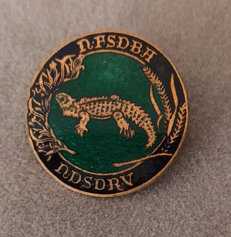 Vintage Badge> Made in England.
