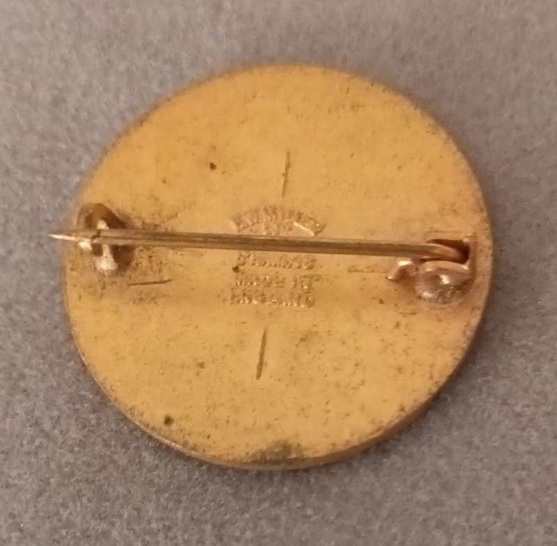 Vintage Badge> Made in England.
