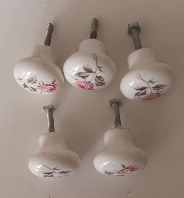 5x Door Knobs.