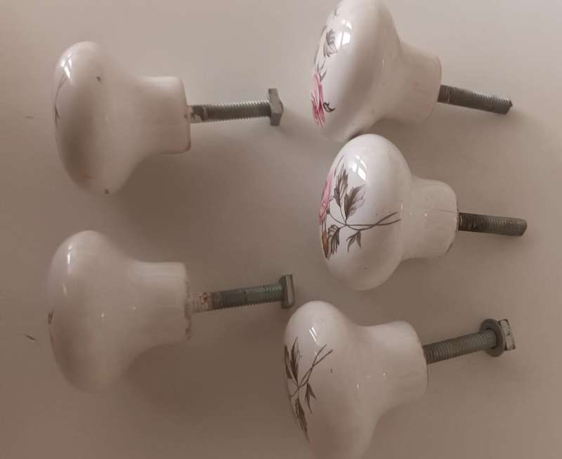 5x Door Knobs.