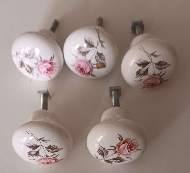 5x Door Knobs.