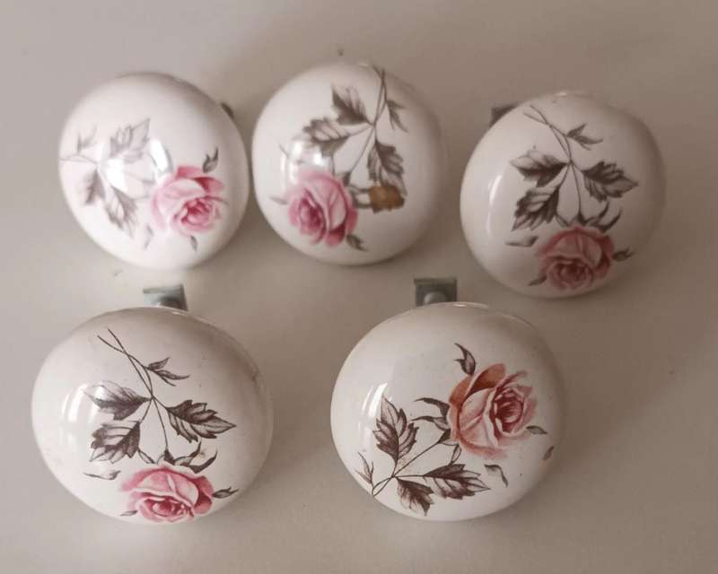 5x Door Knobs.