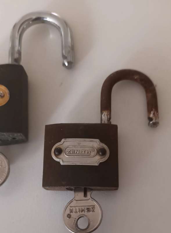 2x Locks with keys. Working.