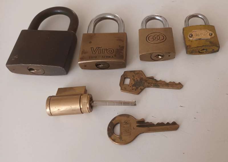 Joblot scrap metal. No keys for locks.