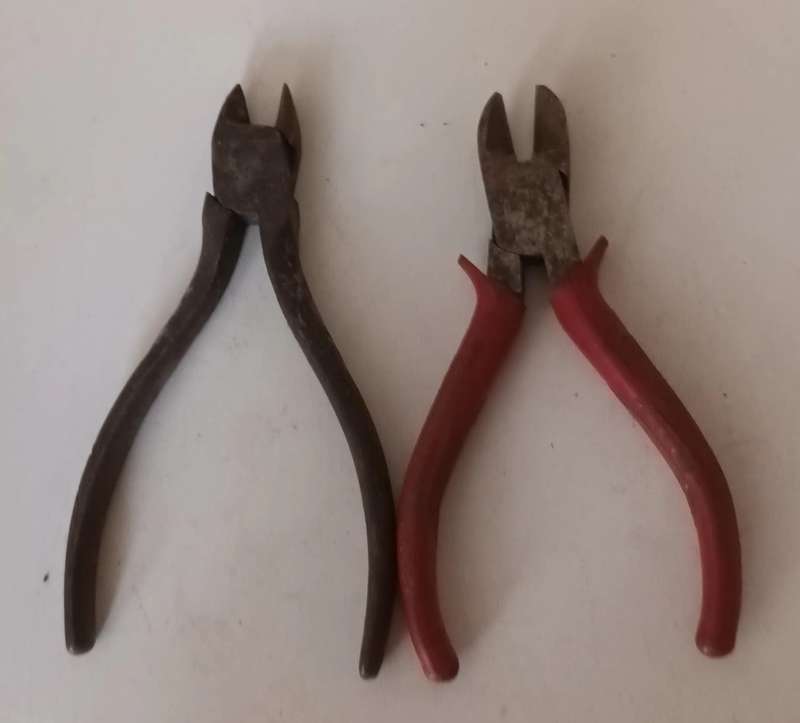 2x Side Cutter Pliers.
